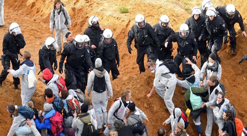 La policía llegó al lugar para evitar que los manifestantes ingresaran a un pozo abierto de la mina y para impedir el bloqueo.