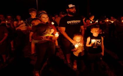 Un grupo de personas participa en una vigilia después de que un hombre armado matara 26 personas en iglesia Sutherland Springs, Texas.