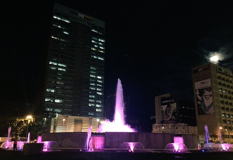 Plaza Venezuela, uno de los espacios más importantes en Caracas, capital de Venezuela, se iluminó contra la violencia de género.