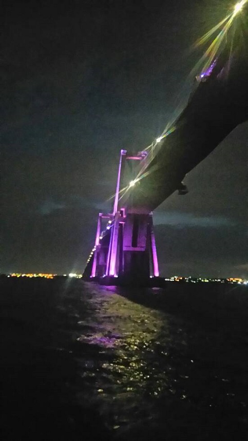 El puente de Maracaibo, una de las estructuras más importantes del país ubicada en el estado Zulia, se iluminó de violeta.