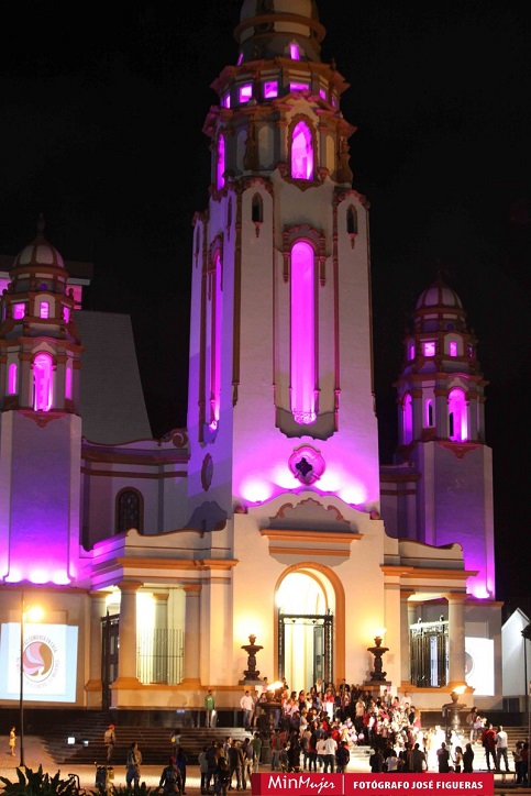 El Panteón Nacional, ubicado en la capital del país, también fue iluminado de violeta como protesta. 
