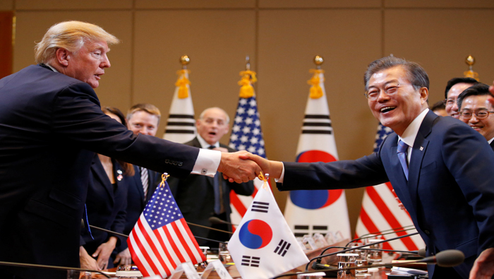 El jefe de la Casa Blanca (i) se reunió con su homólogo Moon Jae-in.