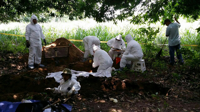 Expertos forenses en una zona de México en 2014.