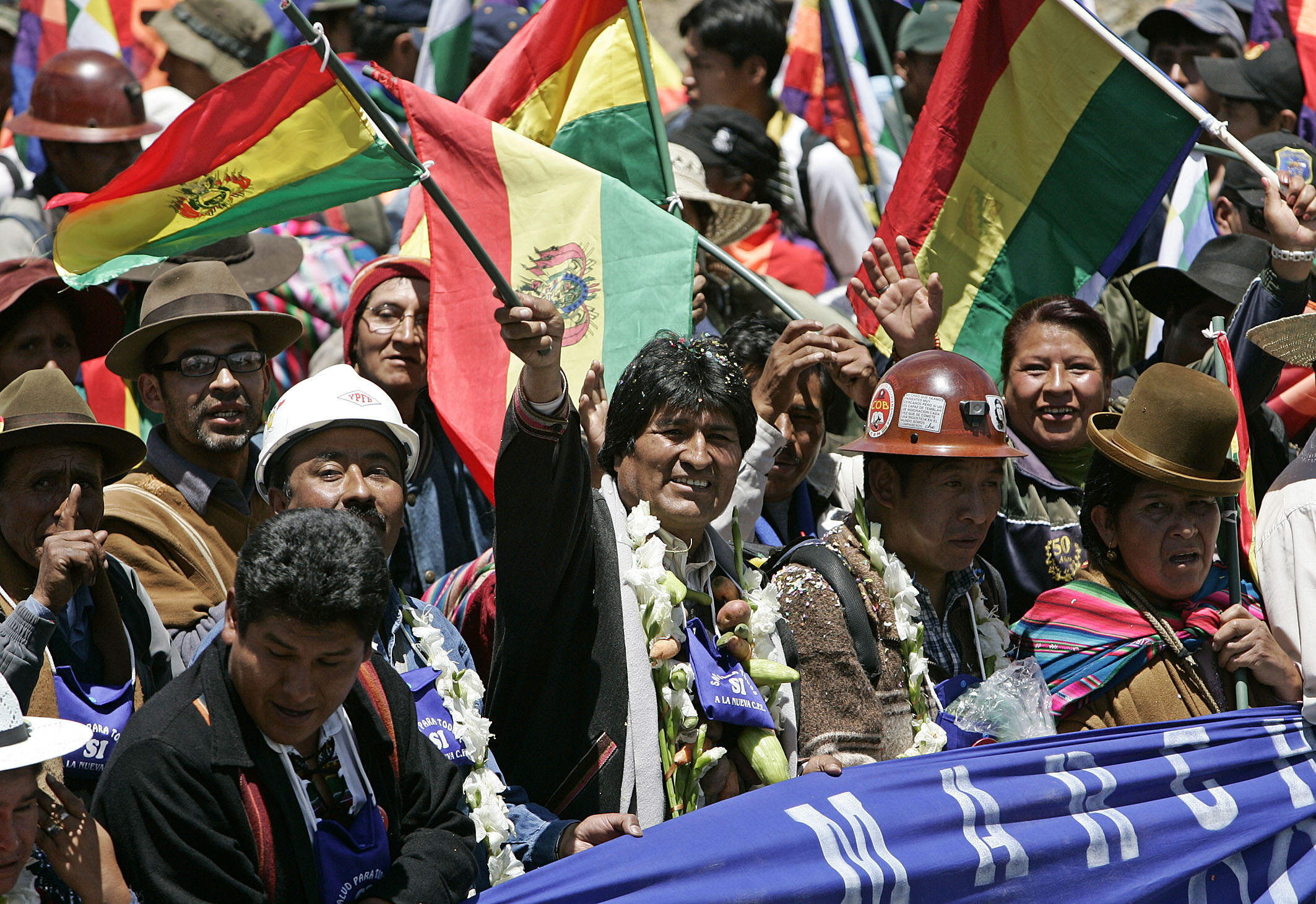 Manifestantes bolivianos apoyan que el presidente Morales sea reelecto para el periodo 2020-2025.