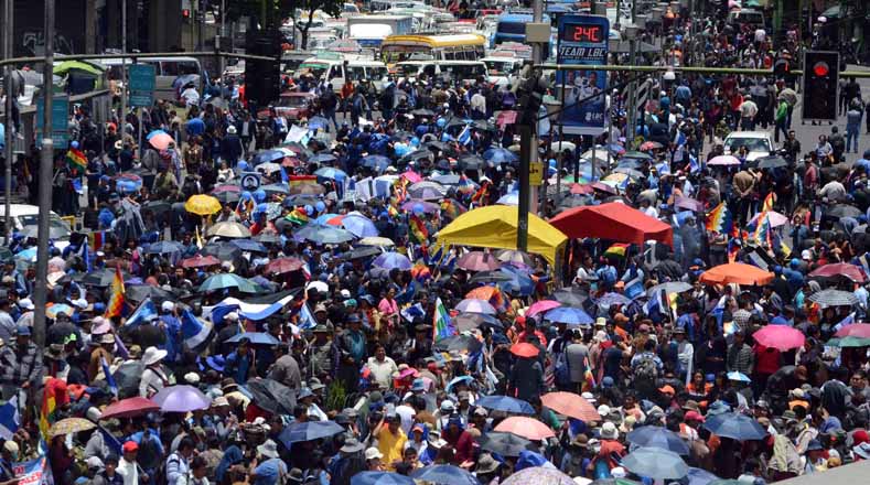 La movilización convocada por diversas organizaciones sociales bolivianas partió desde cuatro puntos de la ciudad y concluyó en la plaza San Francisco, en el centro de La Paz (capital).