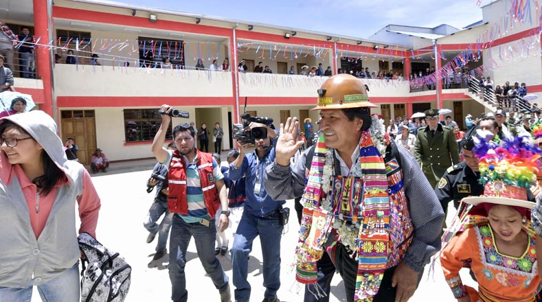 Mientras se realizaba la marcha, el mandatario boliviano encabezó un acto público en la región sureña de Potosí, donde señaló a la derecha de desgastar su gestión desde la embajada de Estados Unidos (EE.UU.).