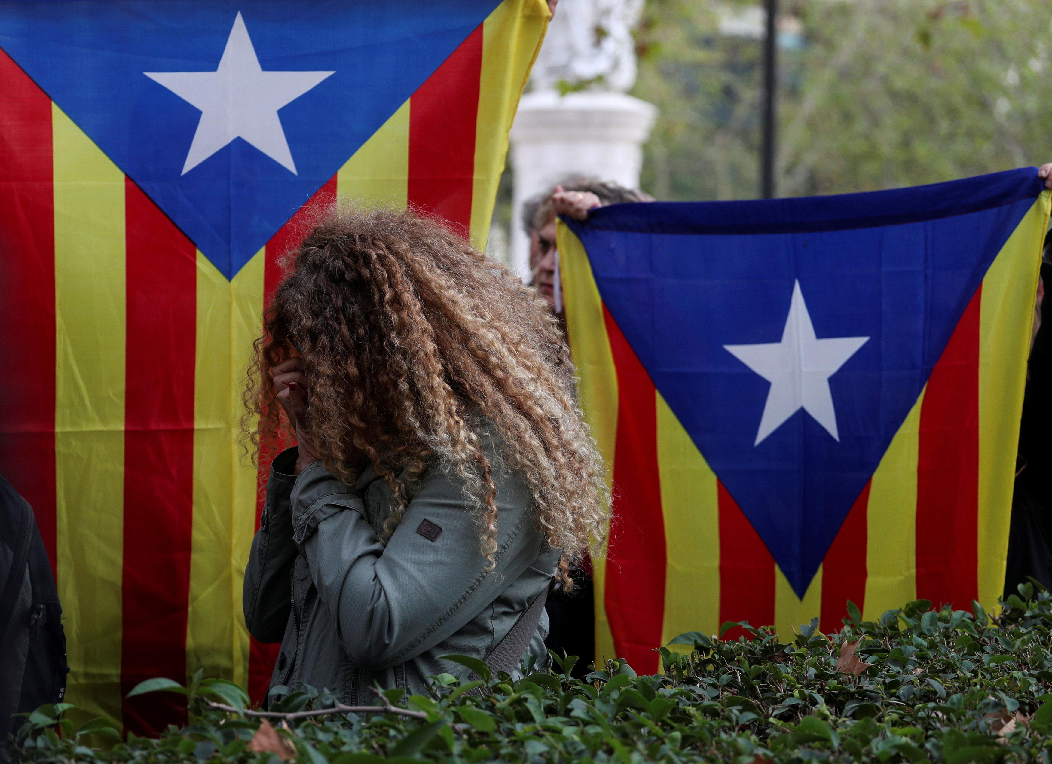 Manifestantes catalanes exigen libertad de exconsejeros detenidos