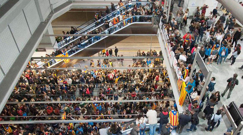 Los congregados manifestaron su apoyo al presidente depuesto por Mariano Rajoy, Carles Puigdemont y a sus cuatro consejeros que se encuentran en Bélgica.