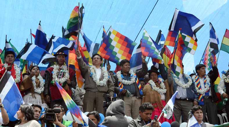 With Bolivian flags in favor of the indigenous leader they ratified their support for the the Bolivian leader.