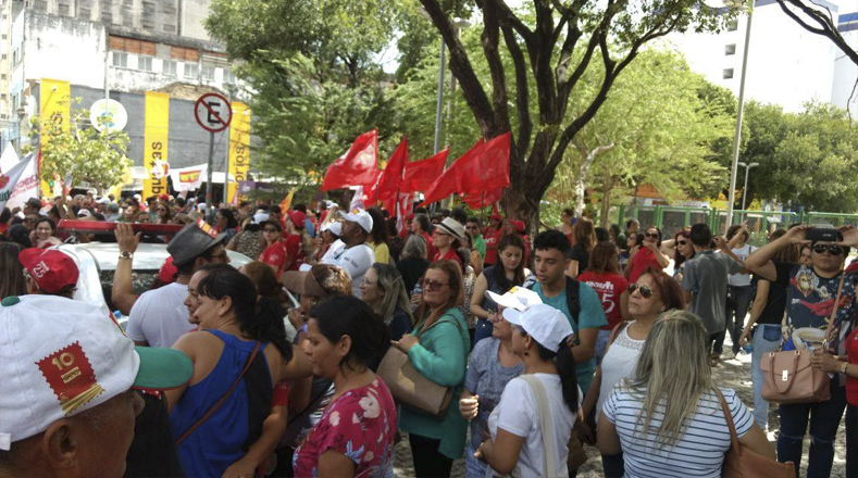 24 estados brasileños más el Distrito Federal de Brasília se sumaron a las manifestaciones contra la reforma laboral, el sistema de pensiones, recorte a programas sociales y la extanjerización de tierras.