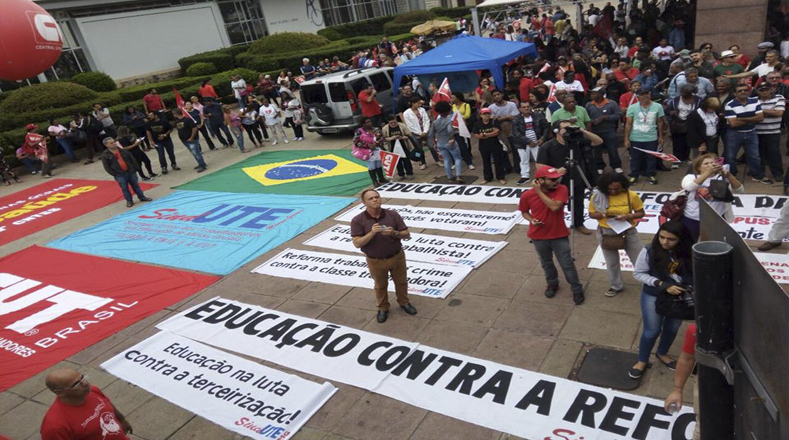 En Sao Pablo, Rio de Janeiro, Bahía, Ceará, los ciudadanos cerraron las calles en rechazo a esta nueva ley emitida por el Gobierno, al tiempo que manifiestan que esta reforma solo beneficia a los patrones.