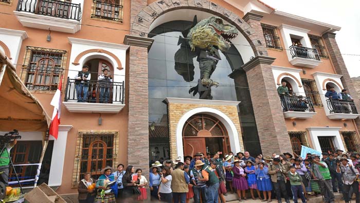 La obra tuvo una inversión superior a los 4 millones de bolivianos y consta de 27 oficinas, sala de sesiones del Consejo Municipal, salón de eventos y otras dependencias.