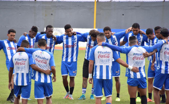 Honduran players train ahead of their World Cup playoff against Australia.