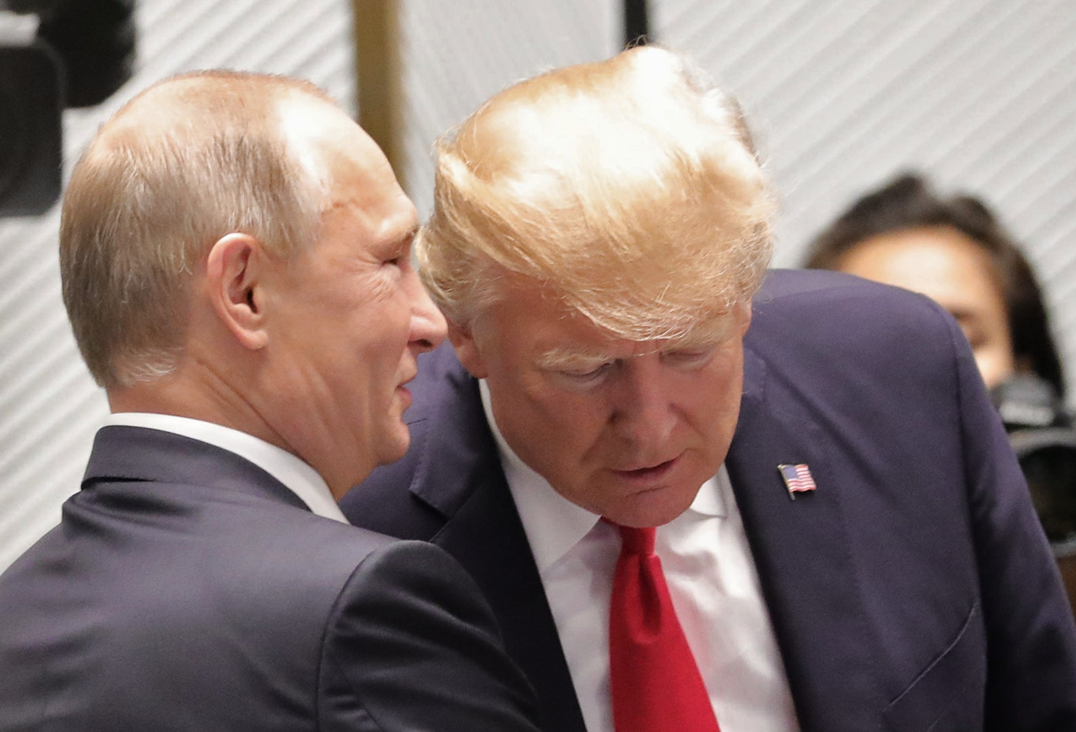 Putin y Trump sostuvieron una conversación de pie durante la ceremonia del segunda día de la cumbre del APEC.
