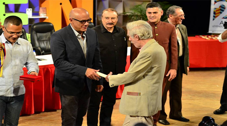 En la gala de inauguración, once creadores del país fueron galardonados con el Premio Nacional de Cultura.