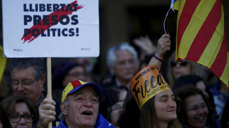 Bajo el lema “Libertad presos políticos. Somos República” se movilizan los catalanes a favor de la independencia, quienes portan banderas y pancartas con mensajes referentes a los funcionarios detenidos. 