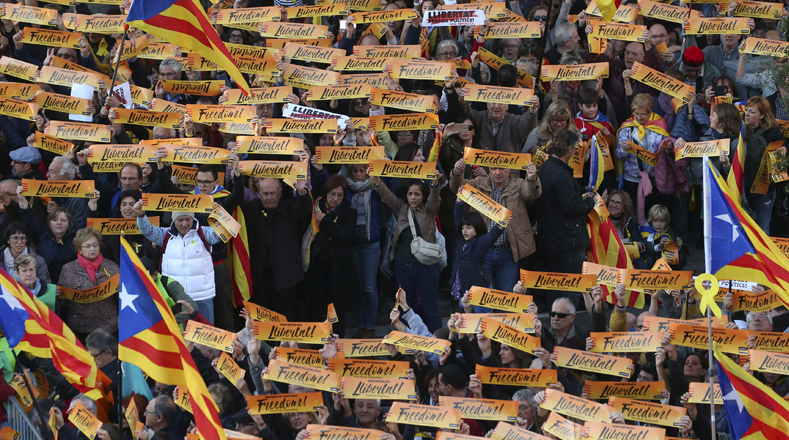 Entre los asistentes figuran familiares de los dirigentes detenidos y soberanistas, quienes evaluarán los ánimos de los catalanes durante la movilización y así recuperar su impulso.  