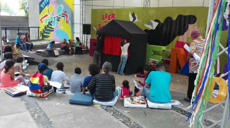 Los niños y adultos disfrutan de talleres y obras en el Eje del Buen Vivir, en el pabellón infantil de la la feria del libro.