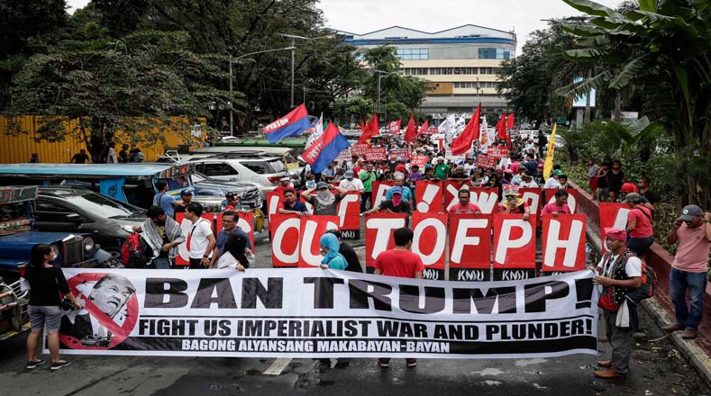 Con pancartas como "Veto a Trump. Lucha contra la guerra y el saqueo imperialistas", además de desplegar carteles y entonar cánticos contra el mandatario estadounidense, los filipinos tomaron las calles del país. 