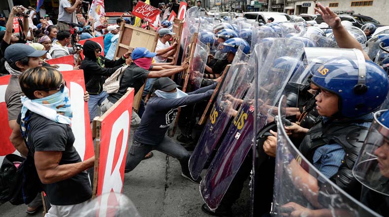Durante la manifestación un grupo de policías trató de dispersar la protesta y los reprimió.