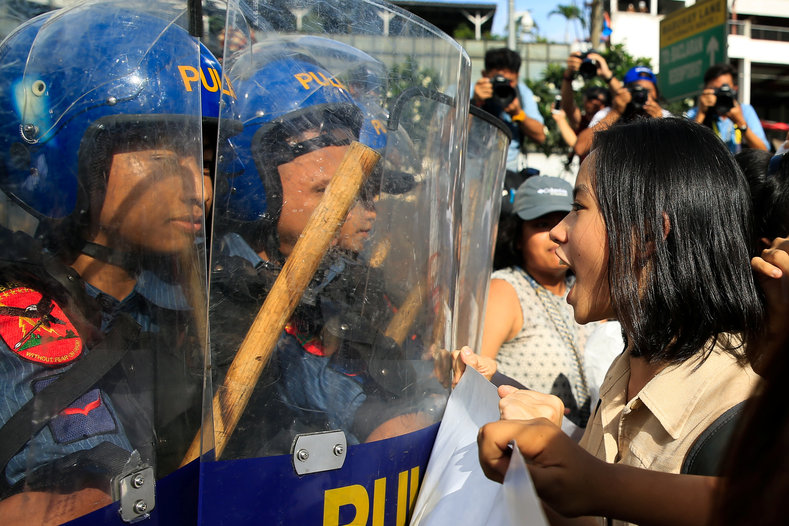 A protester confronts anti-riot police officers during a protest against U.S. President Donald Trump's visit at the Philippine International Convention Center, venue of the upcoming 31st Association of Southeast Asian Nations (ASEAN) Summit in Manila, Philippines, November 11, 2017.
