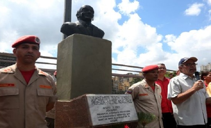 The bust was accompanied by a plaque which honored Lenin's memory, naming him as the leader who “laid the foundations for the October Revolution.”