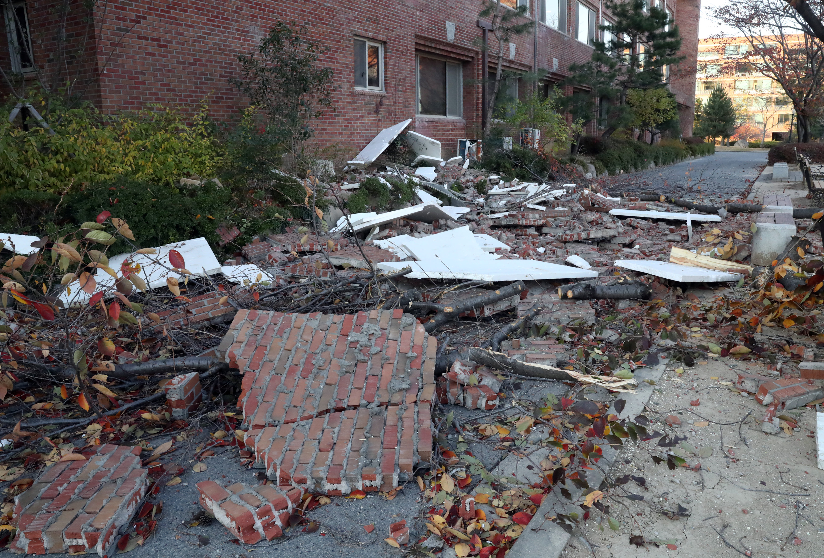 En la ciudad se observan escombros causados por el terremoto.