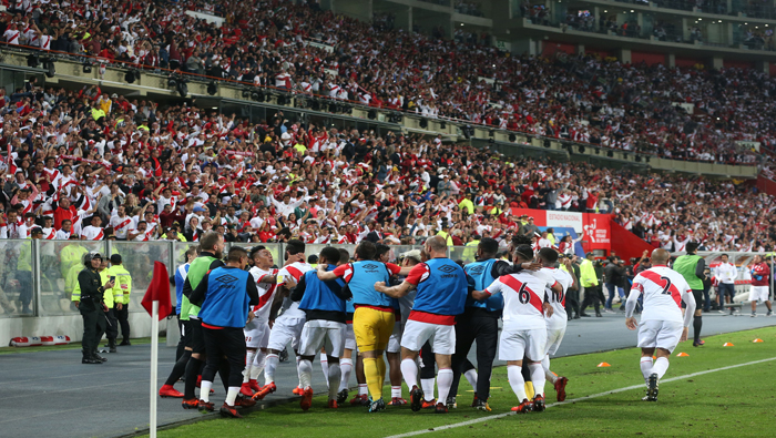 Jugadores y miembros del cuerpo técnico celebran el segundo gol de Perú.