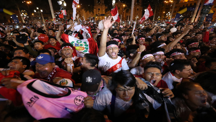 Los peruanos celebraron con grane emoción el triunfo de su selección.