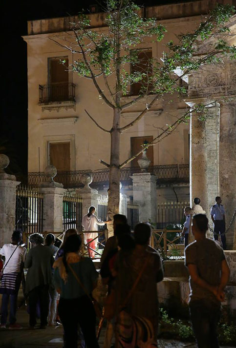 Desde la madrugada, los cubanos se reúnen junto al árbol de ceiba cercano al templo, en el mismo lugar donde generaciones atrás se sembró el primero de la ciudad.