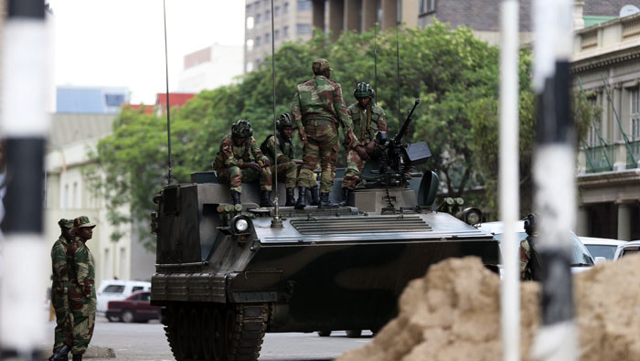 Los militares mantienen retenido al presidente Robert Mugabe en su casa desde el miércoles 15 de noviembre.