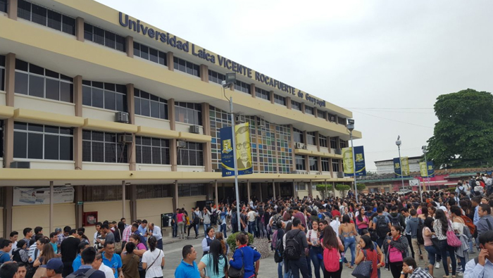 Estudiantes fueron desalojados de las instituciones luego del temblor como medida de seguridad.