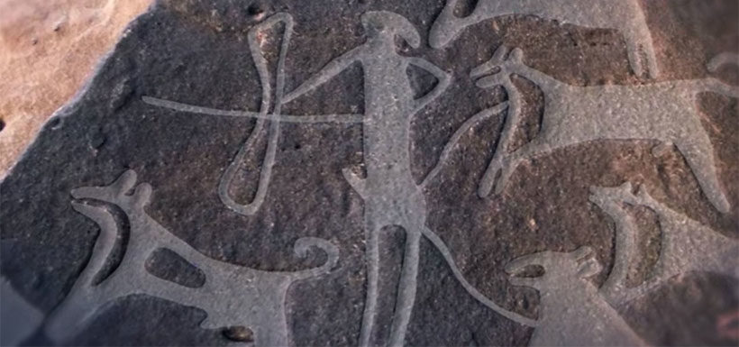 La escena, elaborada en piedra arenisca, muestra a un cazador a punto de lanzar una flecha, acompañado por 13 perros, dos de ellos con correas.