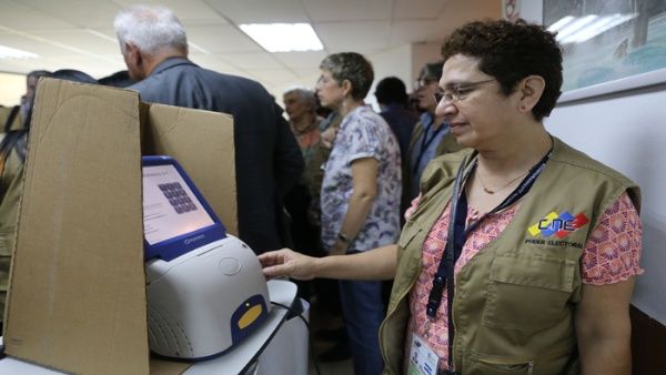 Los partidos políticos que participarán en las elecciones municipales acudieron a las auditorias de las máquinas y firmaron actas de conformidad.