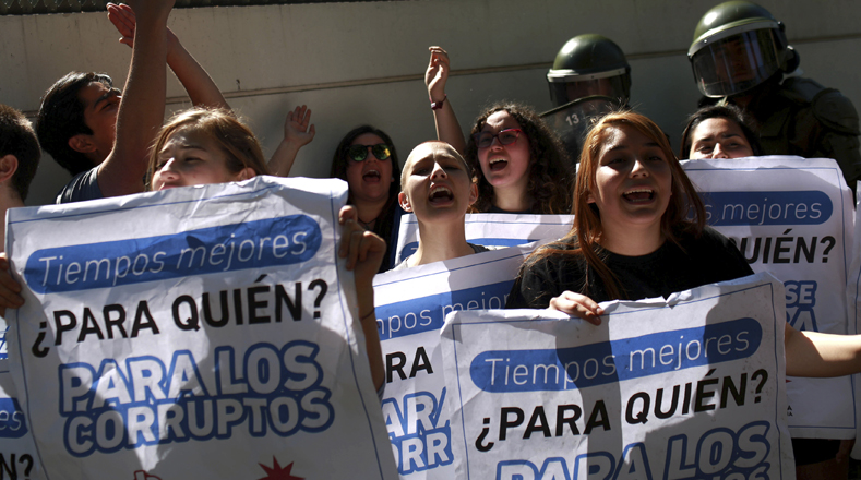 Manifestantes se trasladaron hasta el comando de campaña del expresidente Piñera para señalarlo como un símbolo de la corrupción que no conoce a los chilenos.