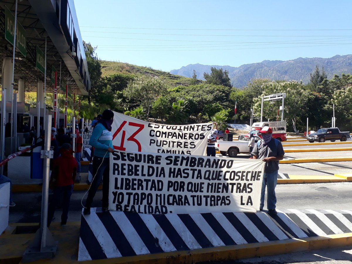 En las casetas de Palo Blanco y Paso Morelos, los padres de los 43 de Ayotzinapa protestaron en contra de la impunidad.