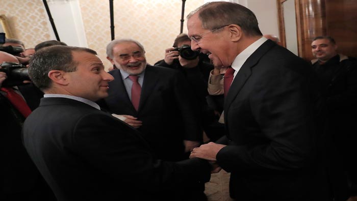 El canciller libanés se reunió con su homólogo ruso, Serguéi Lavrov, el viernes en medio de la crisis de su nación tras la renuncia del primer ministro desde Arabia Saudita.