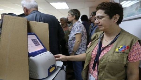 The National Electoral Board began delivering voting machines to polling stations to allow citizens to familiarize themselves with the new equipment.