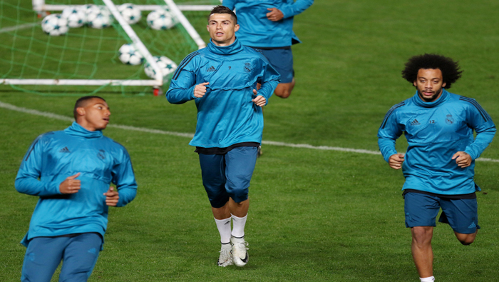 El delantero portugués Cristiano Ronaldo (c) lidera al equipo madrileño.