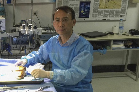 El cirujano chino Ren Xiaoping rechaza los dilemas éticos que ha generado su propuesta.
