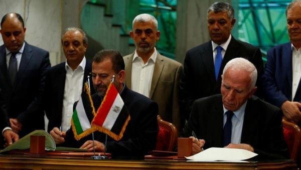  Leaders of Hamas and Al-Fatah delegations signing a reconciliation deal. 