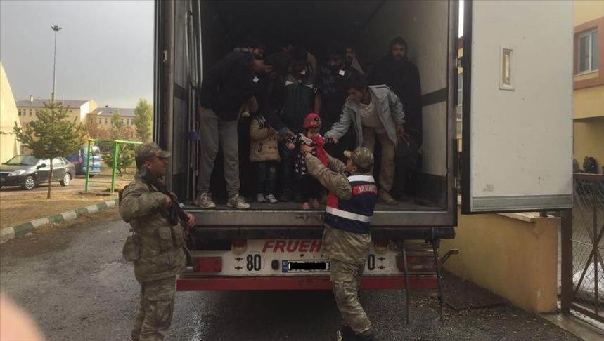 En la parte trasera del camión viajaban mujeres y niños, que fueron encontrados por la Gendarmería de país.