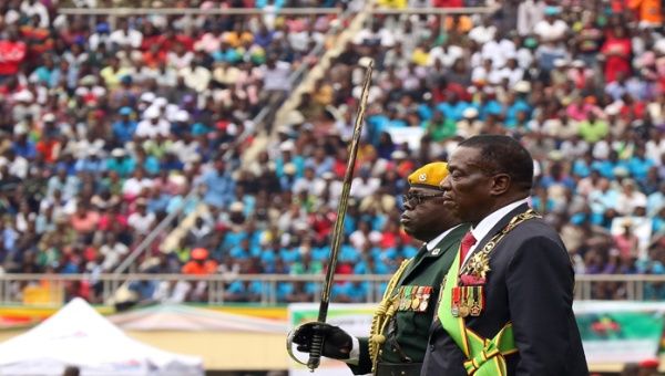 Emmerson Mnangagwa, nuevo líder de Zimbabue, durante su juramentación el viernes en el Estadio Nacional de la capital, Harare.