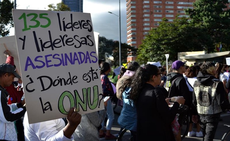 Las mujeres colombianas salieron a las calles para denunciar la impunidad de crímenes contra líderes sociales asesinadas este año.