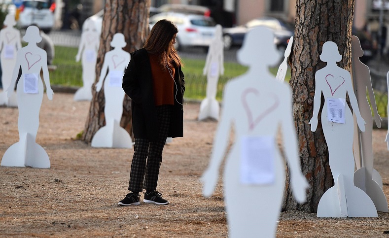 Figuras blancas de siluetas femeninas en representación de las víctimas de violencia de género inundaron los espacios públicos de la ciudad de Roma, Italia.