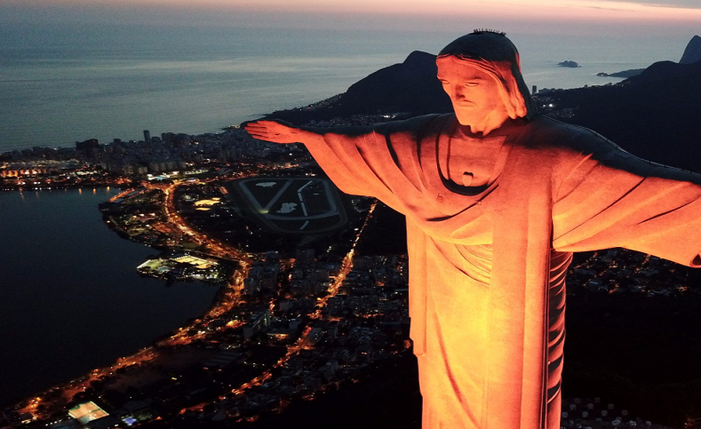 Brasil mantendrá por 16 días el Cristo Redentor iluminado con el color naranja, color elegido por la ONU esté año para la celebración.