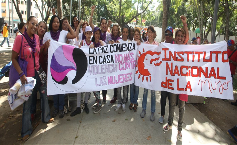 En Venezuela cientos de mujeres vestidas de color morado se concentraron en el centro de la ciudad capital bajo el lema: "Las que no se rinden contra la violencia machista".