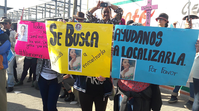 En México grupos activistas feministas se concentraron en distintos puntos de la Ciudad Capital llevando "cruces rosas" en tributo de las mujeres asesinados. 