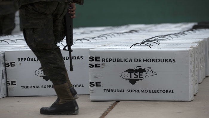 Un soldado de guardia en un centro de votación en un vecindario de Tegucigalpa.