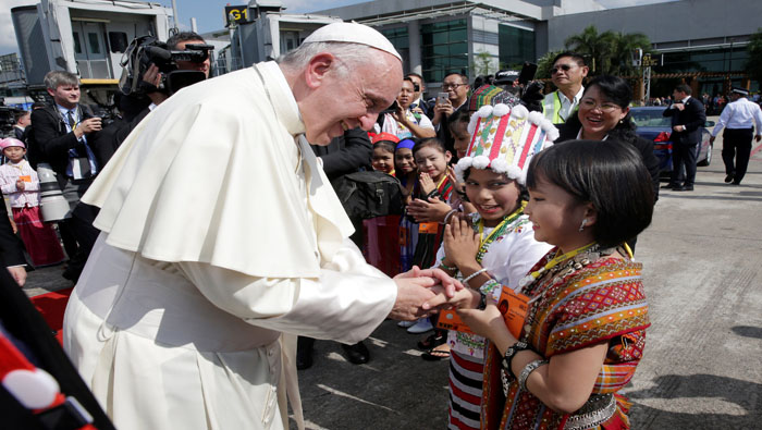 El sumo pontífice fue recibido por varios niños en Rangún.